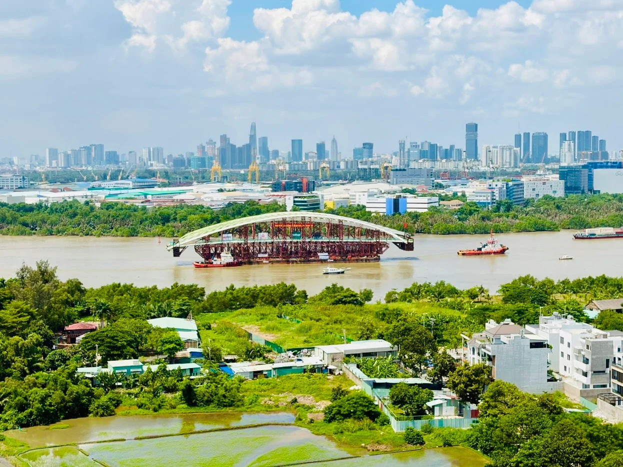 Tổ hợp nhịp cầu đi bộ qua sông Sài Gòn được vận chuyển bằng sà lan trước hợp long